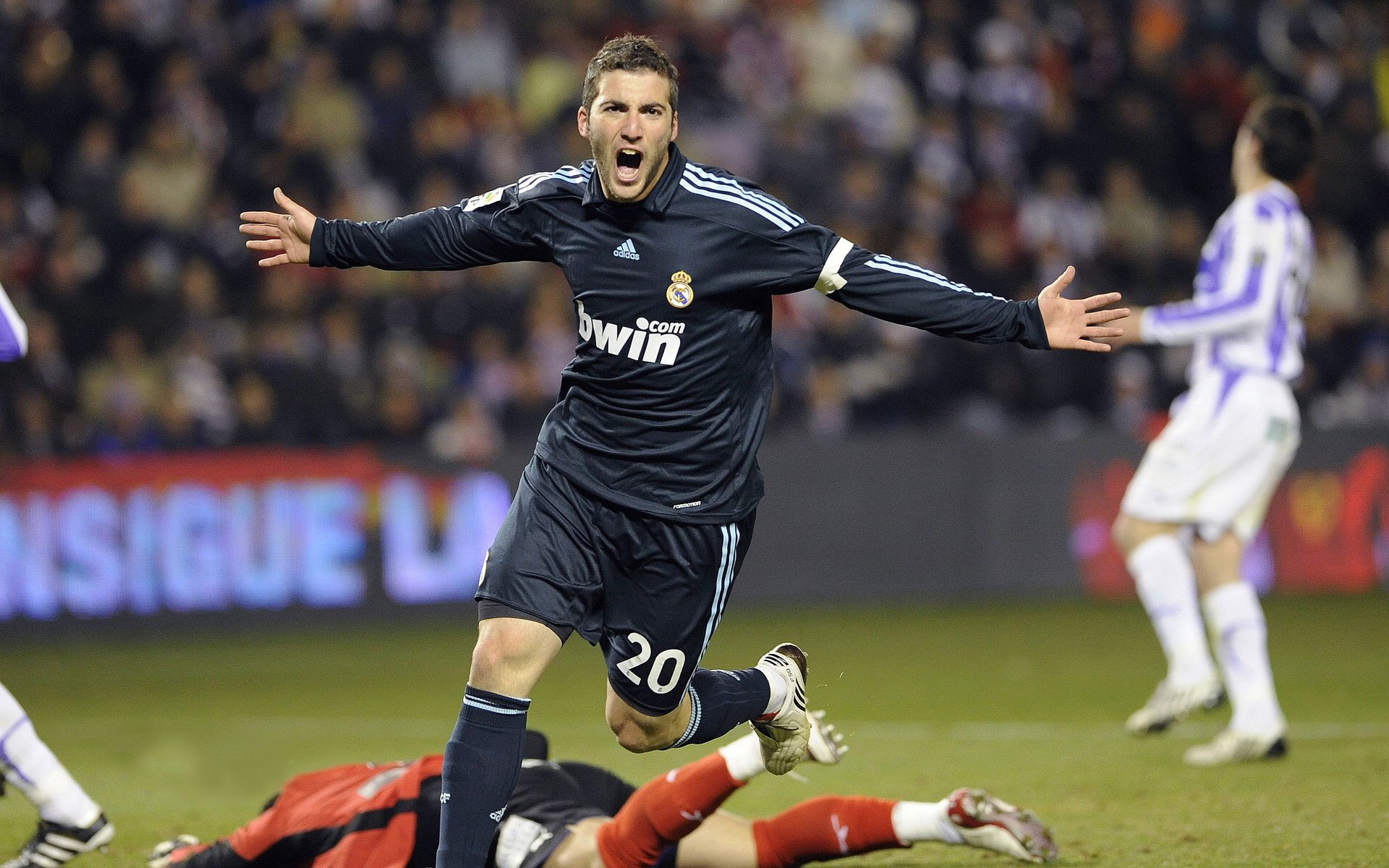 热那亚前锋成功破门,帮助球队取得重要分,热那亚主场